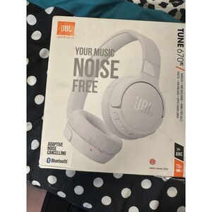 JBL Tune 670NC White Wireless Headphones  Noise Cancelling New Damaged Box